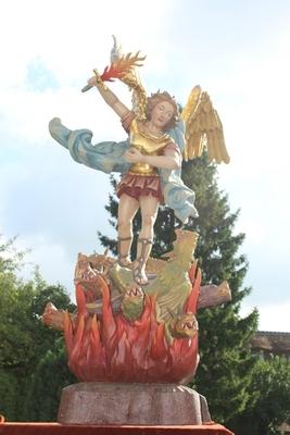 Angel Statue en hand-carved wood polychrome, Southern Germany 20th century