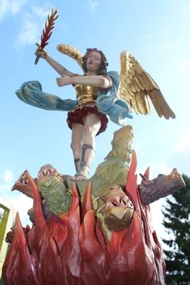 Angel Statue en hand-carved wood polychrome, Southern Germany 20th century