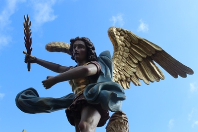 Angel Statue en hand-carved wood polychrome, Southern Germany 20th century