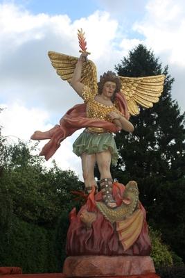 Angel Statue en hand-carved wood polychrome, Southern Germany 20th century