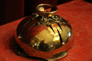 Altar - Bell. Hand Hammered style ART - DECO en Brass / Bronze, Dutch 20th century (Anno 1930)