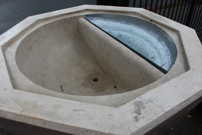 Baptismal Font Weight 550 Kgs. en Natural Stone Travertine / Brass, Dutch 20th century (anno 1930 )