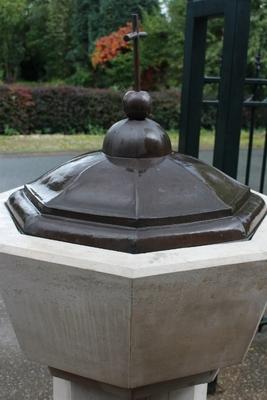 Baptismal Font Weight 550 Kgs. en Natural Stone Travertine / Brass, Dutch 20th century (anno 1930 )