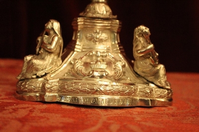 Exceptional Chalice With Paten And Original Case. Weight: 954 Gram.3  Silver Images As Nodus And Full Silver Imaginations Of Faith, Hope And Love On The Base. style Baroque en full silver, 19th century ( anno 1840 )