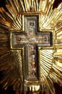 Reliquary / Relic Of The True Cross / Relics: St. Leopoldus. St. Joannis Babtist. St. Anna. St. Bernardus style Baroque en FULLY HAND-CARVED TIMBER RELIQUARY. LIMEWOOD GILT. , Northern - Italy 18 th century