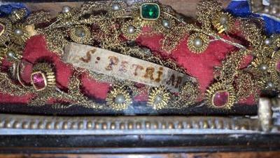 Exceptional Reliquary - Relic Ex Ossibus  St. Peter Apostle style Baroque - Style en Wood / Silver / Glass / Wax Seal / Brocade Hand - Work, Belgium 18 th century ( Anno 1725 )