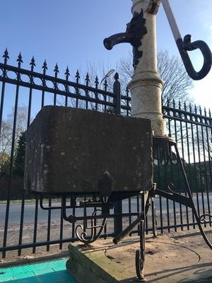 Cast Iron Old Fashioned Water Pump From The Market Square Of A Small Belgian Village en Cast Iron, Belgium 19th century