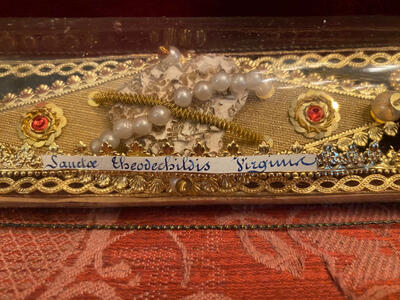 Cillinder Reliquary - Relic Fragmentum Capitis ( Part Of Skull ) St. Theodechildis Virginis With Original Document en Glass / Originally Sealed, France 19 th century ( Anno 1877 )