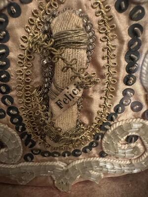 Early Reliquary Fully Hand - Made Monastery - Work First Class Relics ( Ex Ossibus ) St. Felicis. ( S. Felix ).  en Glass / Fabrics , Italy 18 th century ( Anno 1725)