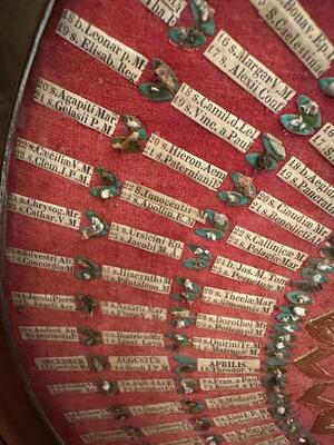 Extreme And Very Rare Kalendarium Frame Housing Hundreds Of Ex - Ossibus Relics Of Christian Saints en Brass / Glass, Italy