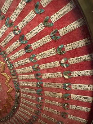 Extreme And Very Rare Kalendarium Frame Housing Hundreds Of Ex - Ossibus Relics Of Christian Saints en Brass / Glass, Italy