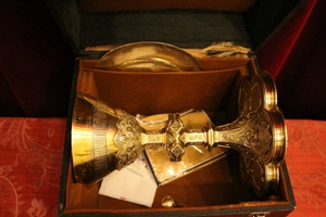 Chalice Complete With Paten Spoon And Original Case  style Gothic en full silver, Belgium 19th century ( 1890)