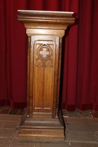 Pedestal style gothic en Oak wood / Marble, France 19th century