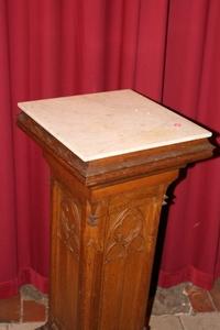 Pedestal style gothic en Oak wood / Marble, France 19th century