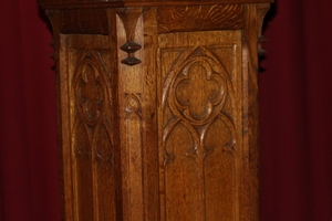 Pedestal style gothic en Oak wood / Marble, France 19th century