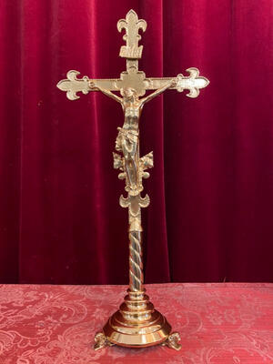 Altar - Cross style Gothic - style en Brass / Bronze / Polished and Varnished, Belgium  19 th century ( Anno 1890 )