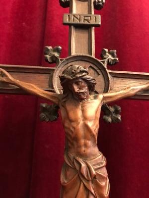 Altar - Cross style Gothic - style en walnut hand-carved wood, Belgium 19th century ( anno 1875 )