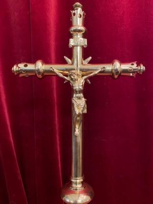 Altar - Cross style Gothic - style en Brass / Bronze / Polished and Varnished, Belgium 19 th century ( Anno 1890 )