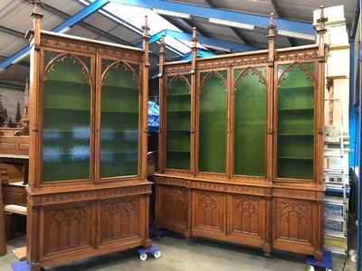 Cabinet style Gothic - style en Oak wood, Belgium 19th century