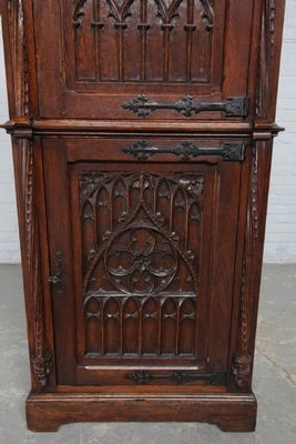 Cabinet  style Gothic - style en Oak Wood, France 19th century