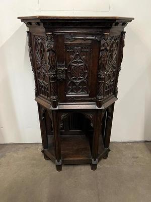 Cabinet  style Gothic - style en Oak wood, France 19 th century