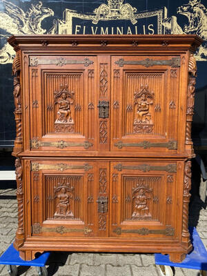 Cabinet style Gothic - style en Oak wood, France 19 th century