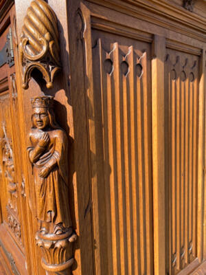 Cabinet style Gothic - style en Oak wood, France 19 th century