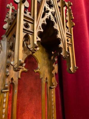 Chapel style Gothic - Style en Walnut wood / Red Velvet, France 19 th century ( Anno 1890 )