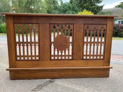 Communion Rail Completely & Professionally Refit According To The Traditional Methods And With Original Materials. style Gothic - Style en Oak Wood Red Velvet, Belgium 19 th century ( Anno 1875 )