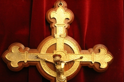 Corpus With Cross style Gothic - style en Bronze / Gilt / Oak Wood, Belgium 19th century