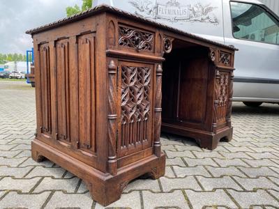 Desk style Gothic - style en Oak wood, France 19 th century