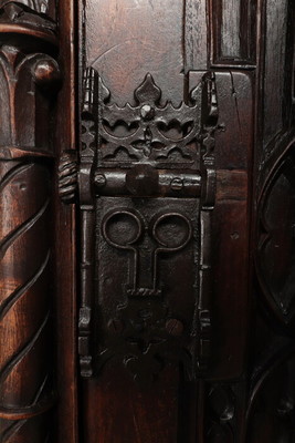 Gothic Credance Cabinet  style Gothic - style en Oak wood, France 19 th century ( Anno 1890 )