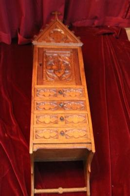 Hanging Cabinet style Gothic - style en Oak wood, Belgium 19th century (1870)