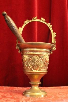 Holy Water Holder style Gothic - style en Brass / Bronze / Gilt, France 19th century