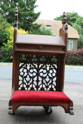 Kneeler style Gothic - style en Oak Wood / Red Velvet, Belgium 19 th century