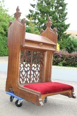 Kneeler style Gothic - style en Oak Wood / Red Velvet, Belgium 19 th century