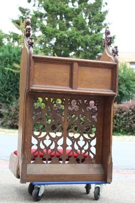 Kneeler style Gothic - style en Oak Wood / Red Velvet, Belgium 19 th century