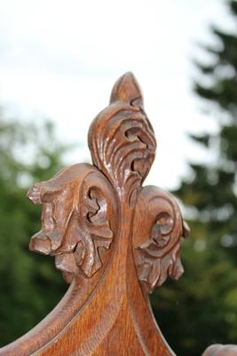 Kneeler style Gothic - style en Oak Wood / Red Velvet, Belgium 19 th century