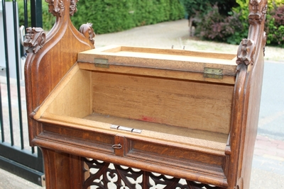 Kneeler style Gothic - style en Oak Wood / Red Velvet, Belgium 19 th century