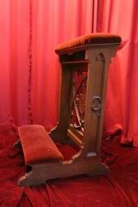 Kneeler style Gothic - style en Oak / Red Velvet, Belgium 19th century