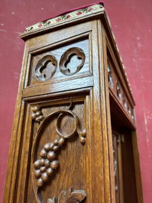 Kneeler style Gothic - Style en Wood Oak /  Professionally Refit According To The Traditional Methods And With Original Materials., Belgium  19 th century ( Anno 1885 )