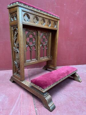 Kneeler style Gothic - Style en Wood Oak /  Professionally Refit According To The Traditional Methods And With Original Materials., Belgium  19 th century ( Anno 1885 )