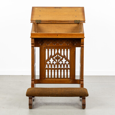 1 Gothic - Style Kneeler