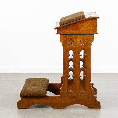 1 Gothic - Style Kneeler