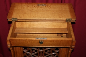 Kneeler style Gothic - style en Oak / Red Velvet, Belgium 19th century