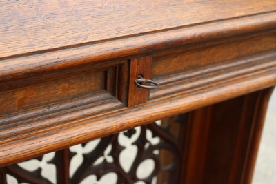 Kneeler style Gothic - style en Oak wood, Belgium 19 th century