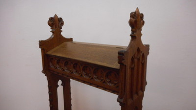 Kneeler Expected ! style Gothic - style en Oak wood / Velvet Fabrics, Belgium 19 th century