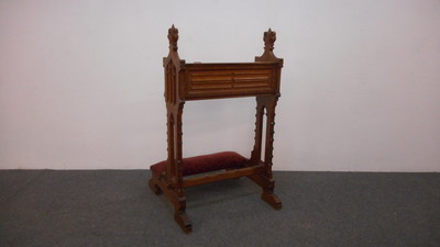 Kneeler Expected ! style Gothic - style en Oak wood / Velvet Fabrics, Belgium 19 th century