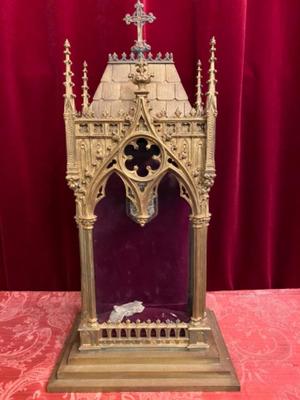 Large Reliquary - Relic  style Gothic - style en Bronze / Gilt / Glass / Fabrics, France 19 th century ( Anno 1865 )