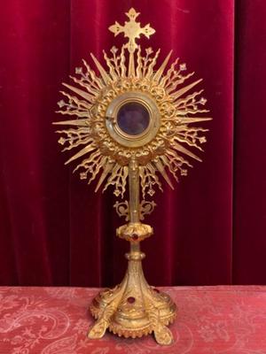 Monstrance style Gothic - Style en Brass / Gilt / Stones / Glass / Enamel, France 19 th century ( Anno 1890 )